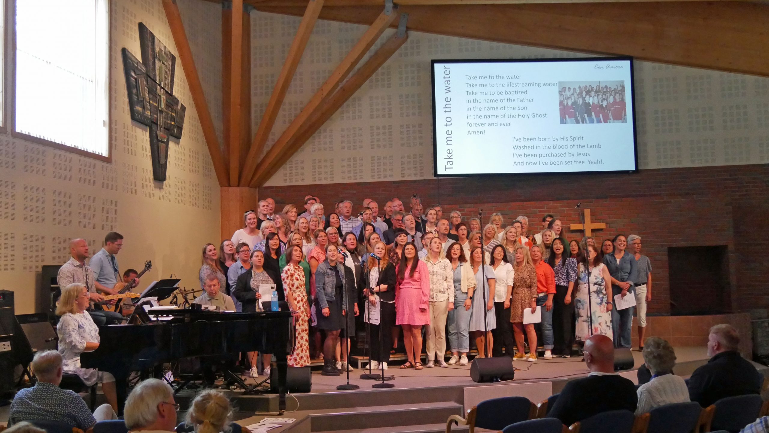 Se Con Amore Allstars i forbindelse med gudstjenesten som markerte at koret ble startet for 50 år siden.